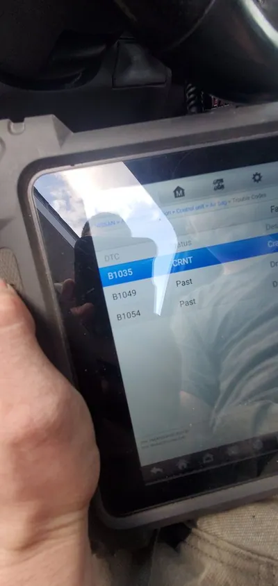 An OBD2 diagnostic scan tool displaying the B1035 fault code.