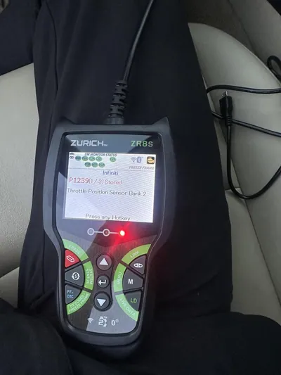 An OBD2 diagnostic scanner displaying the P1239 trouble code.